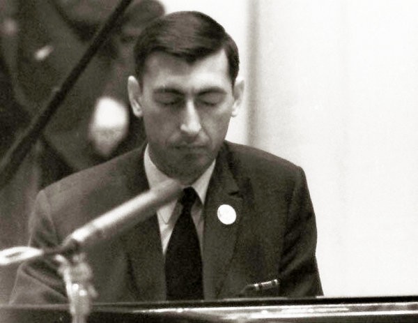 «Приподнимем занавес за краешек, Какая старая тяжёлая кулиса…»