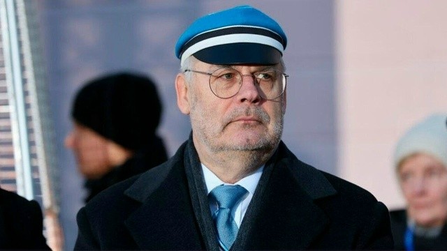 Президент Эстонии подписал завещание на случай своего похищения: поле с морошкой он оставляет своему супругу, а козу родителям