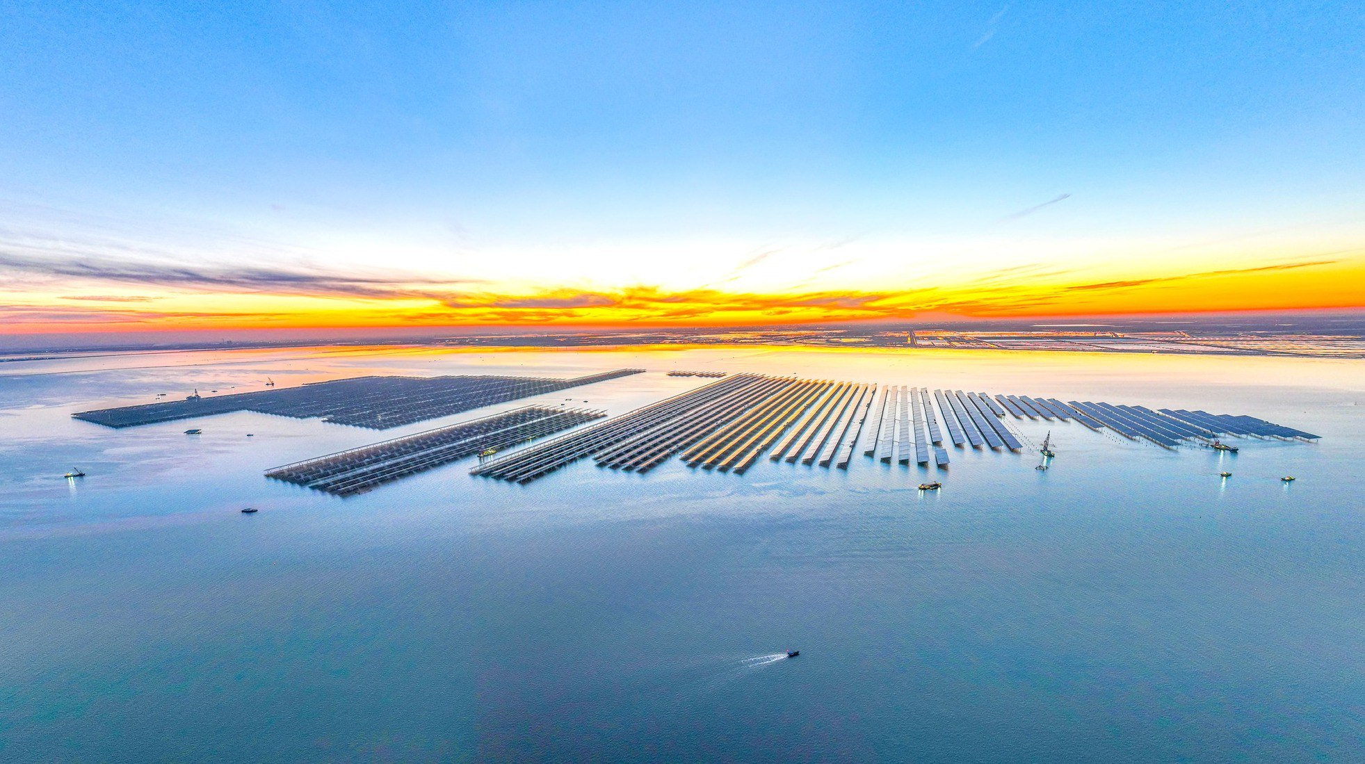 В Китае запустили крупнейшую в мире морскую солнечную электростанцию
