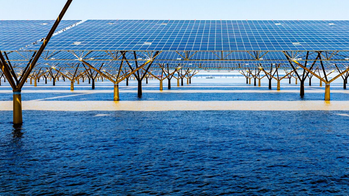 В Китае запустили крупнейшую в мире морскую солнечную электростанцию