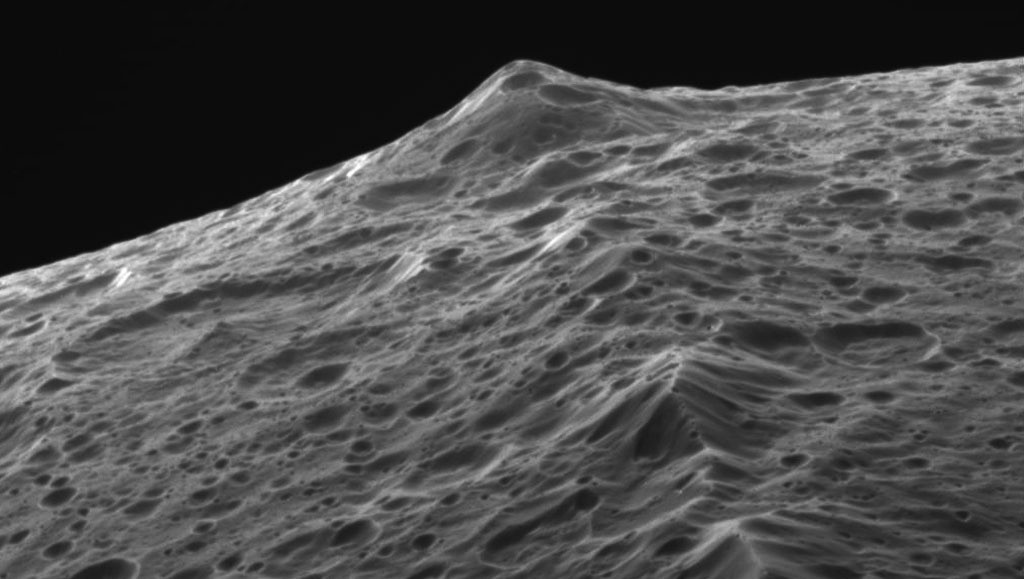 Япет: завораживающие снимки самого загадочного спутника Сатурна