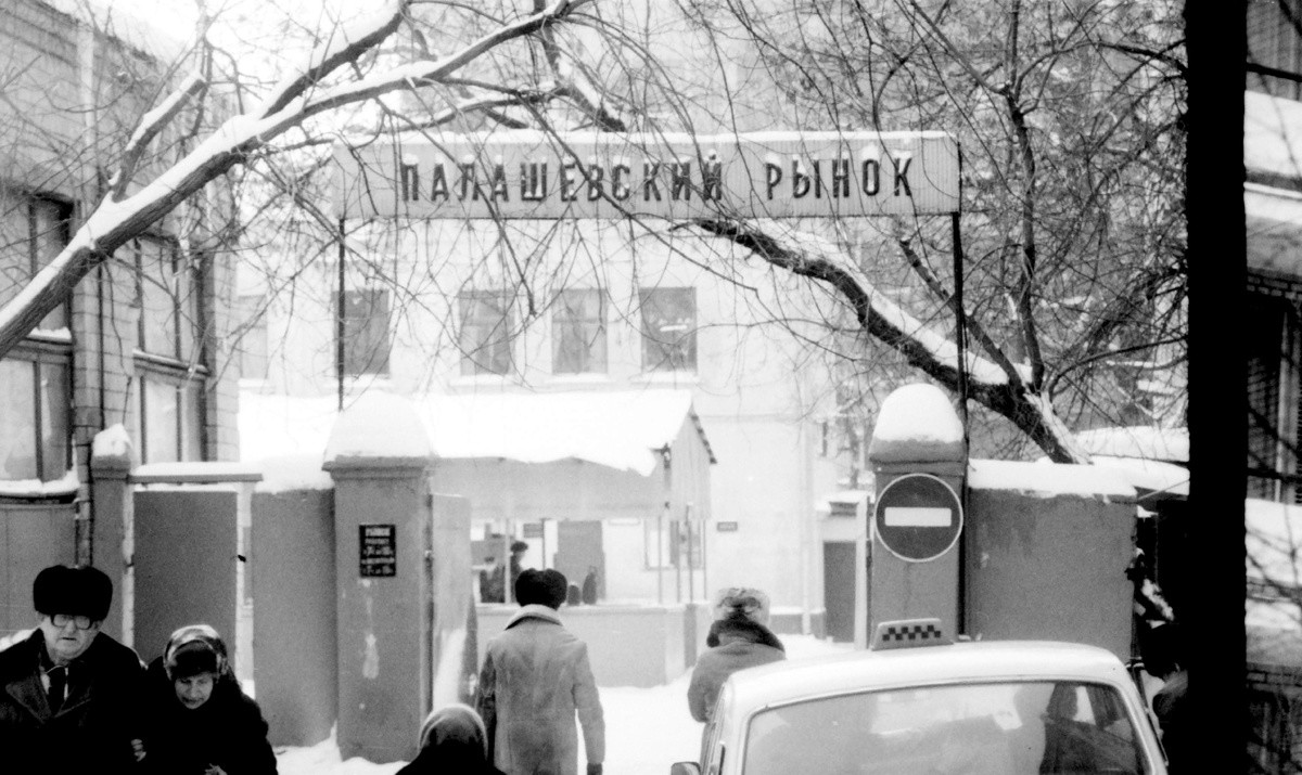 К слову, тогда и в самом центре города было несколько рынков, например, Палашевский. Он располагался во дворах недалеко от Пушкинской площади. 