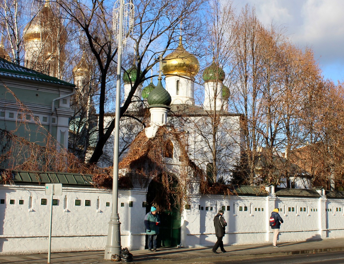 Монастырь давно восстановили, там даже построили ещё один храм