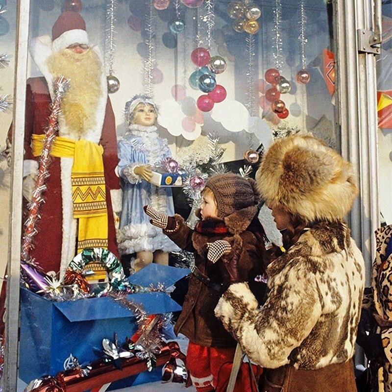 Завершим прогулку у витрины магазина "Детский Мир", что на площади Дзержинского, ныне Лубянской. Фото 1987 года,