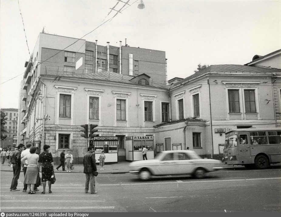 На этом фото улица Чехова, ныне Малая Дмитровка, слева за кадром Пушкинская площадь. 