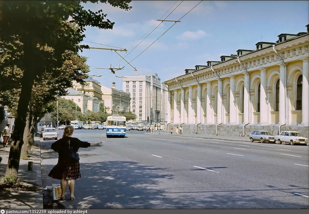 На этом фото проспект Маркса, справа Манеж, а вдали большое здание Госплана СССР. Фото 1989 года, Эрмус