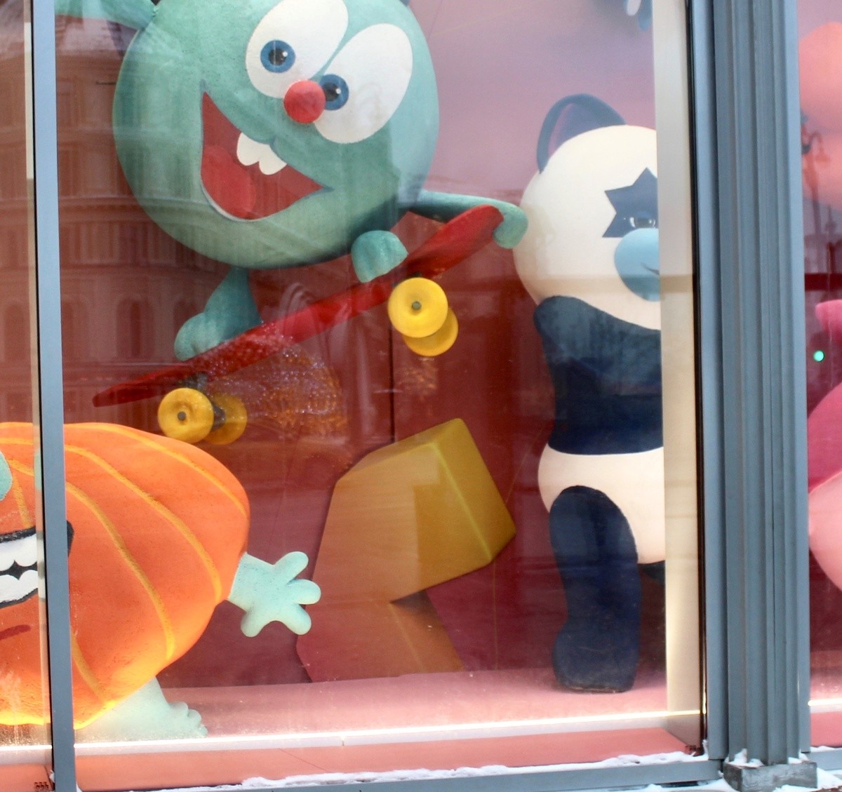 Сейчас это Центральный детский магазин, а эта витрина выглядит так