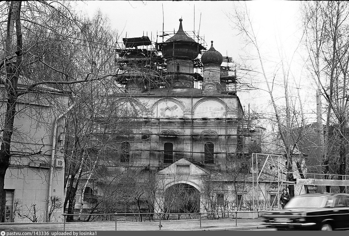 Это улица Сретенка у Сретенского монастыре, который тогда по назначению не использовался. 