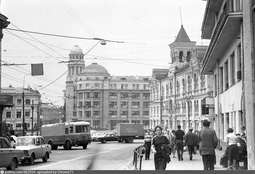 Теперь мы на улице Богдана Хмельницкого, ныне Маросейке. Вид на площадь Ильинские ворота, справа виден фасад Политехнического музея. Фото 1983 года