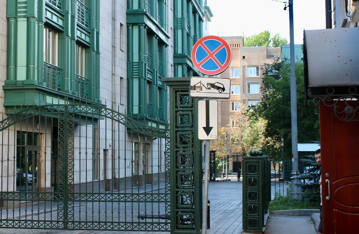 Вид с этой точки сейчас. Рынок просуществовал до начала двухтысячных, потом его закрыли, снесли прилегающие постройки и возвели элитный ЖК