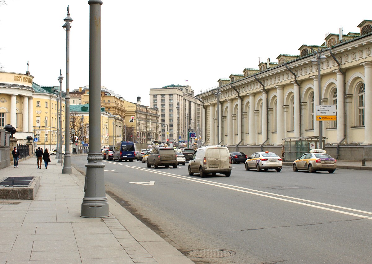 Сейчас это Моховая улица, тротуары здесь расширили, а вот деревья все исчезли.