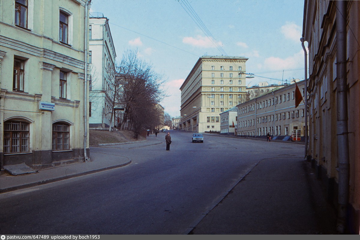 А это Подколокольный переулок уходящий от Солянки в сторону Бульварного кольца. 