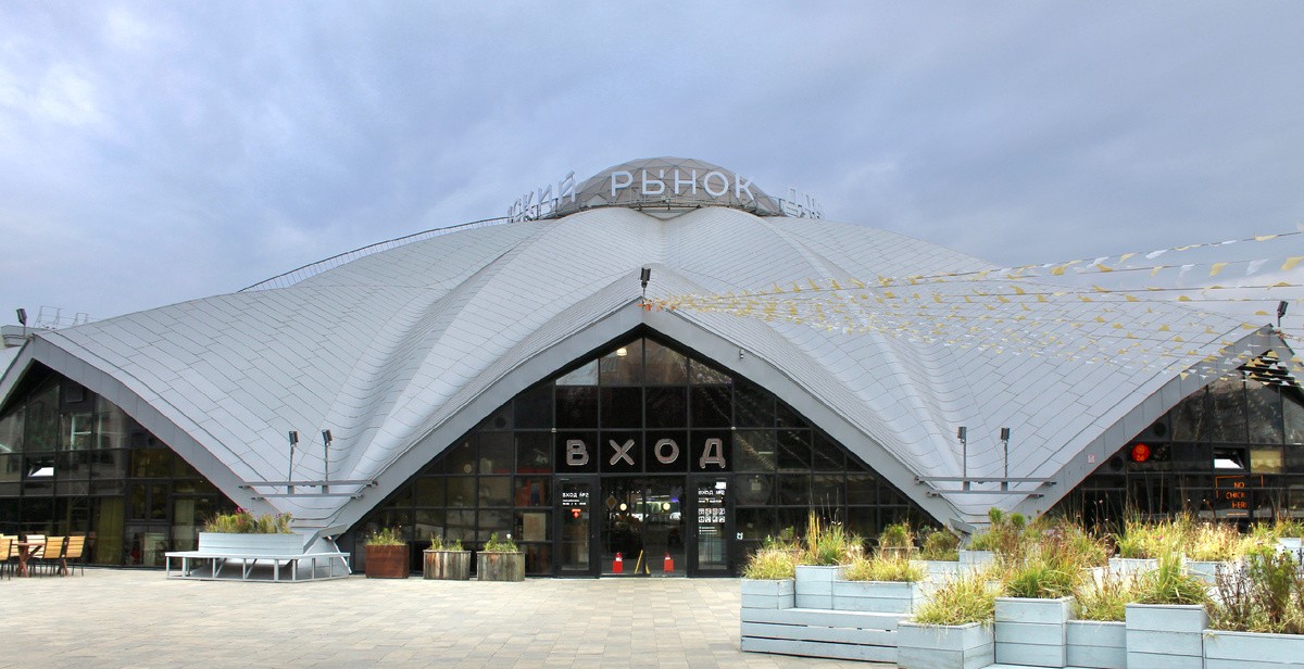 Сейчас это скорее не рынок, а большой фудкорт, в котором нашлось немного места для овощей и фруктов