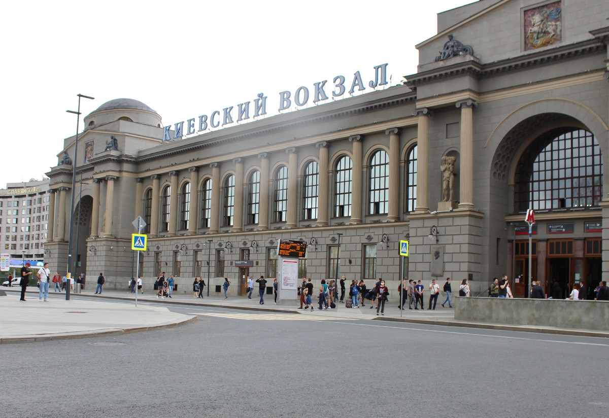 Сам вокзал в новейшей истории отреставрировали, гербы СССР над входами заменили на Георгия Победоносца