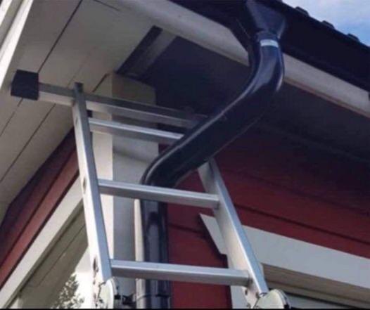 Водосточная труба на своём месте