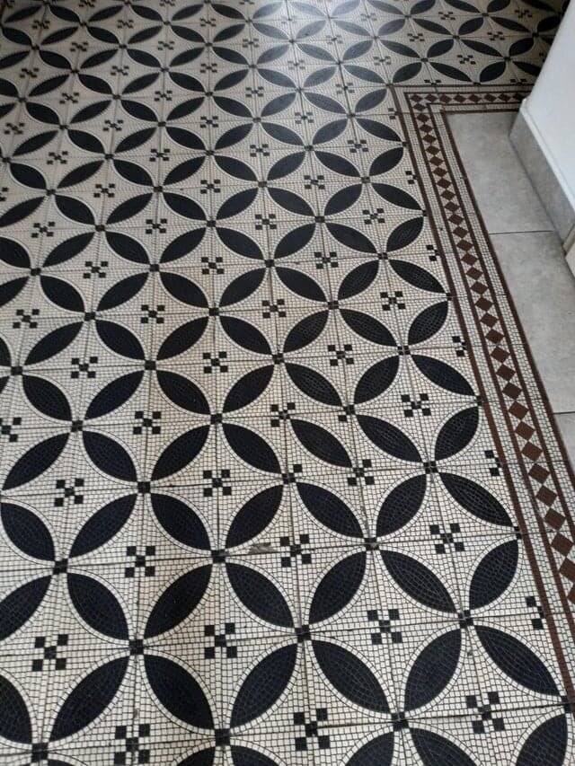 Ждал приёма у стоматолога и заметил пол