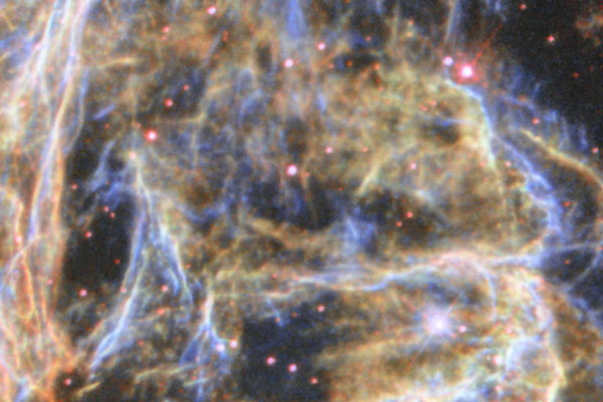 Захватывающие снимки DEM L 190: космический фейерверк в деталях