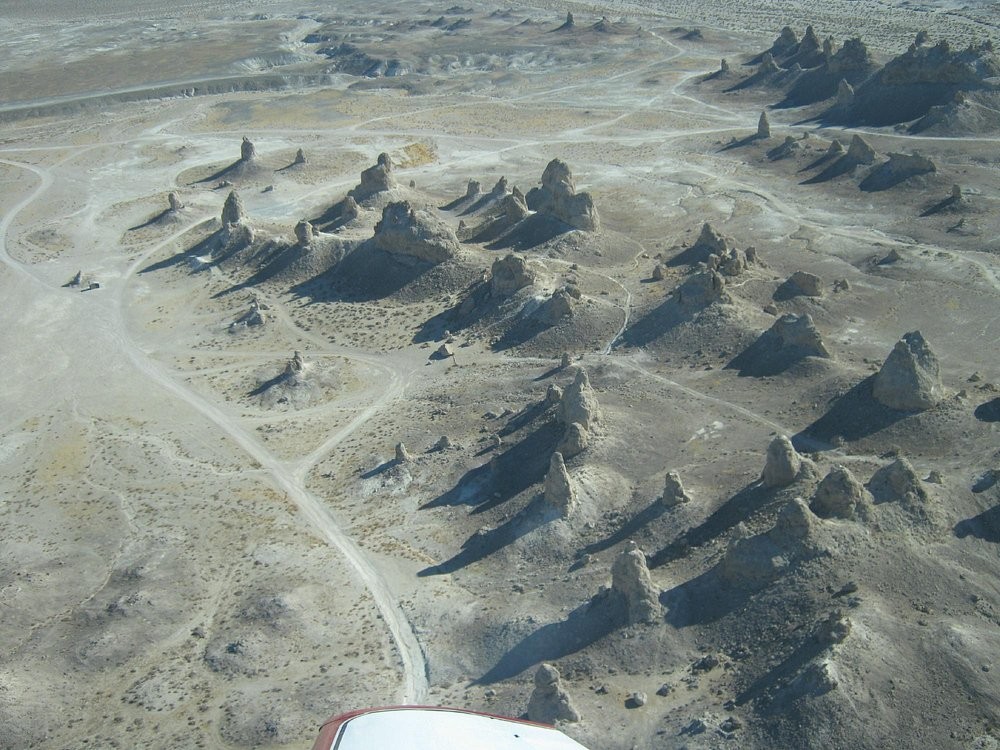 Трона Пинаклс: завораживающий лунный пейзаж с «кактусами», ставшими персонажами фильмов