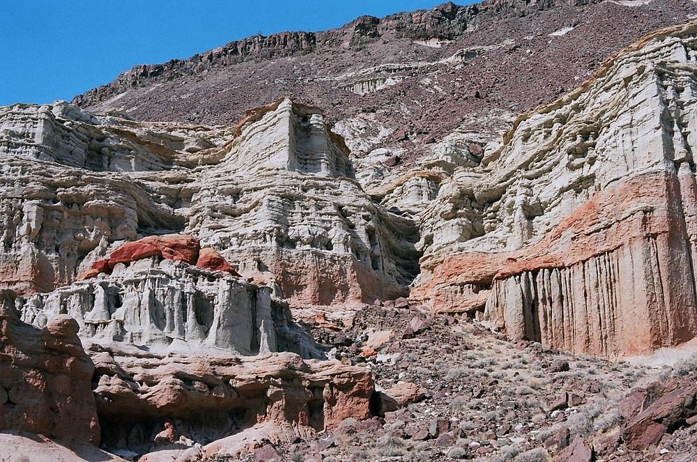 Трона Пинаклс: завораживающий лунный пейзаж с «кактусами», ставшими персонажами фильмов