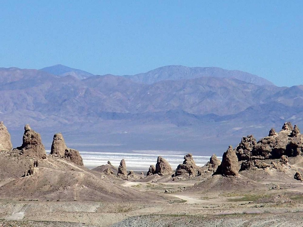 Трона Пинаклс: завораживающий лунный пейзаж с «кактусами», ставшими персонажами фильмов