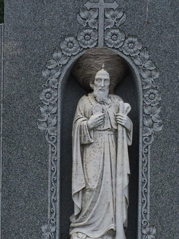 Осиное гнездо выглядит так, как будто статуя надела тюрбан