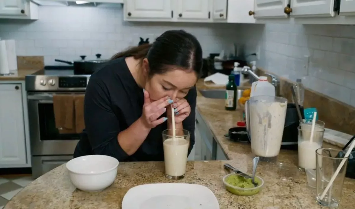 Женщина вдыхает еду через соломинку и чувствует себя "феноменально"