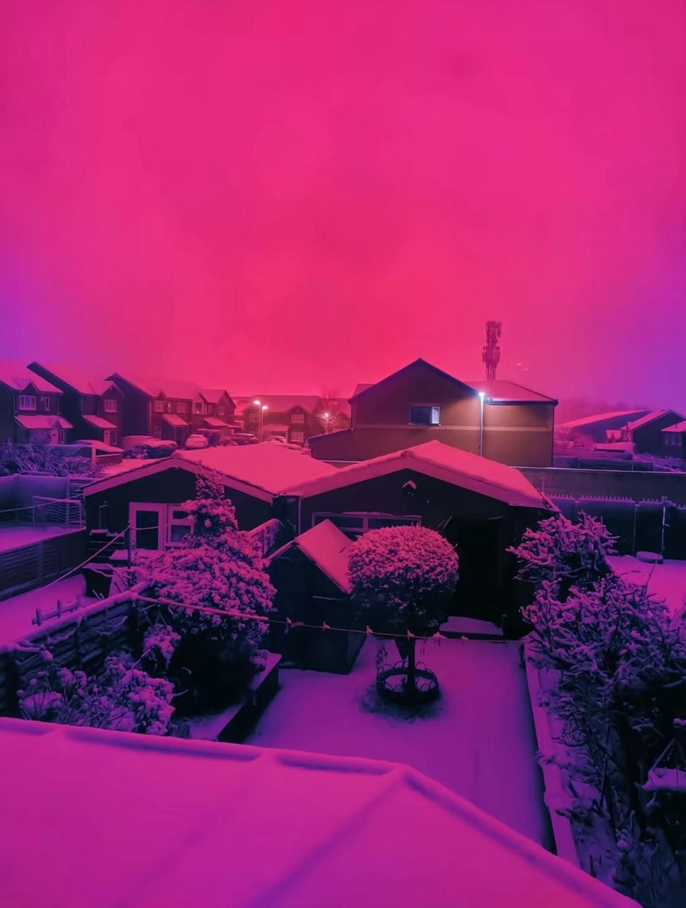 В британском Бирмингеме небо окрасилось в неоново-розовый цвет