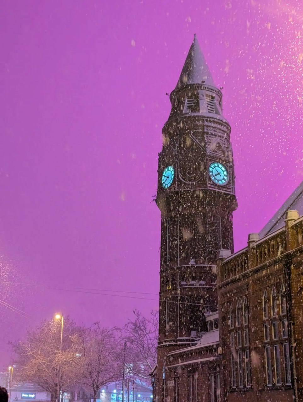 В британском Бирмингеме небо окрасилось в неоново-розовый цвет