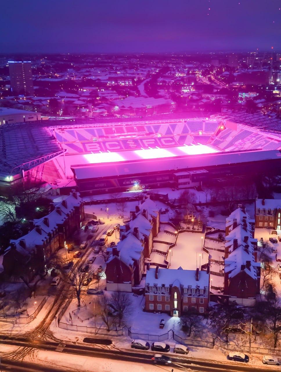 В британском Бирмингеме небо окрасилось в неоново-розовый цвет