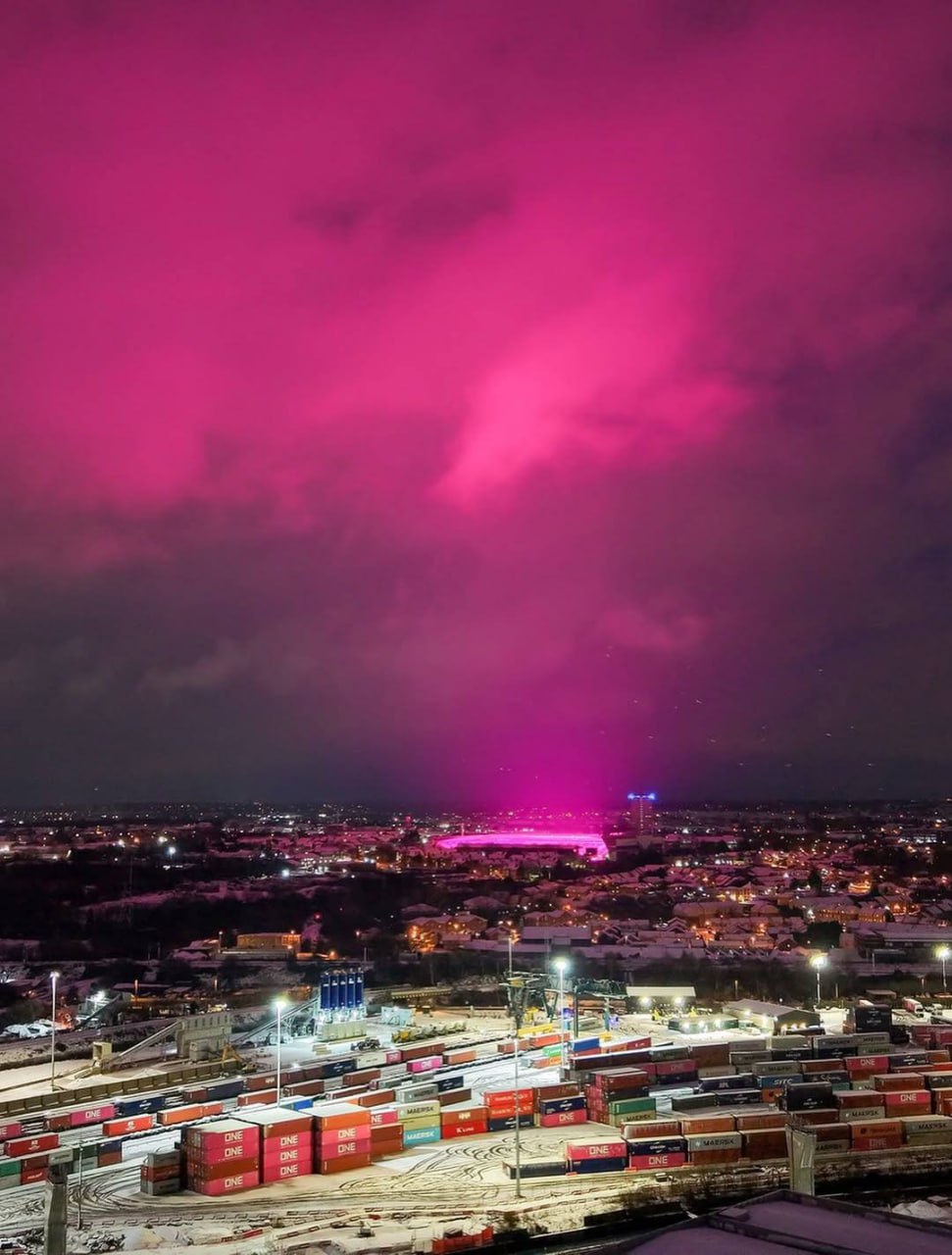 В британском Бирмингеме небо окрасилось в неоново-розовый цвет