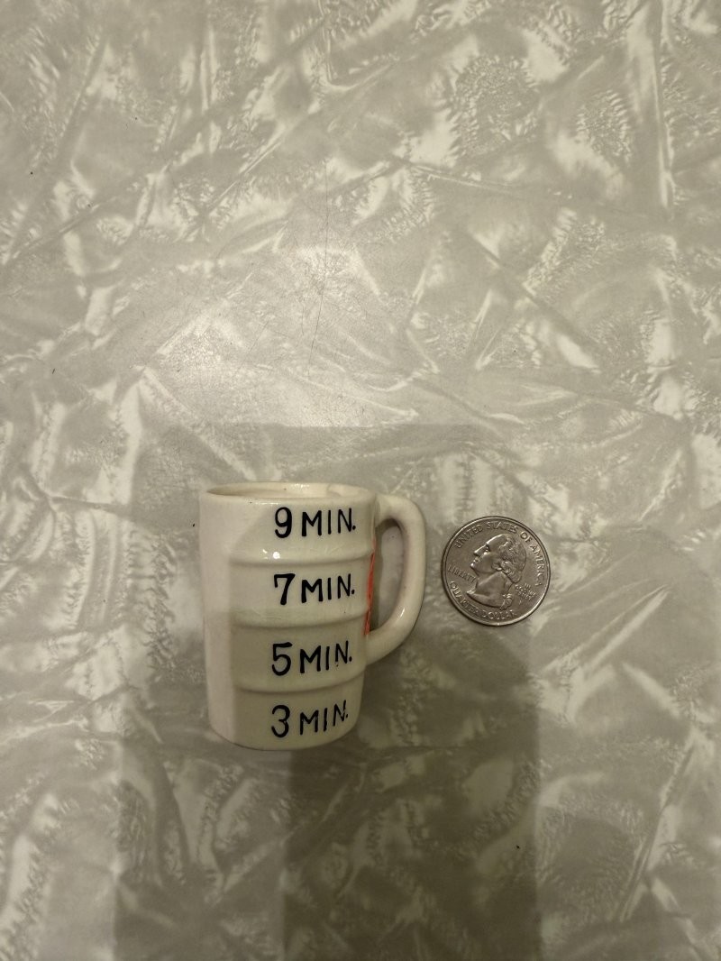 1. Крошечная кружка с делениями, обнаружена на распродаже
