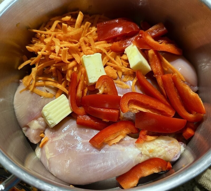 Курица. Тушеная с морковкой и паприкой