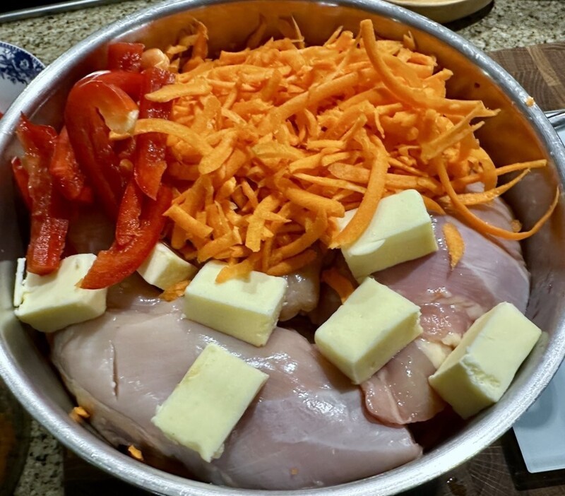 Курица. Тушеная с морковкой и паприкой