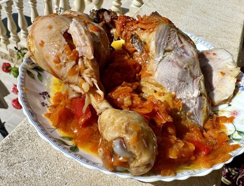 Курица. Тушеная с морковкой и паприкой
