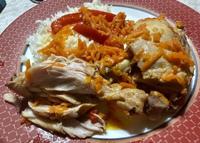 Курица. Тушеная с морковкой и паприкой