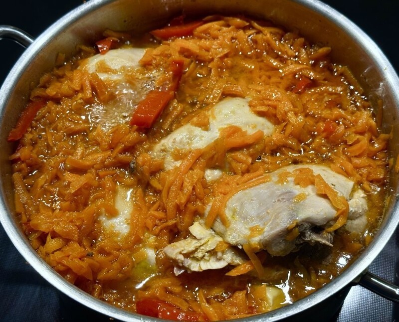Курица. Тушеная с морковкой и паприкой