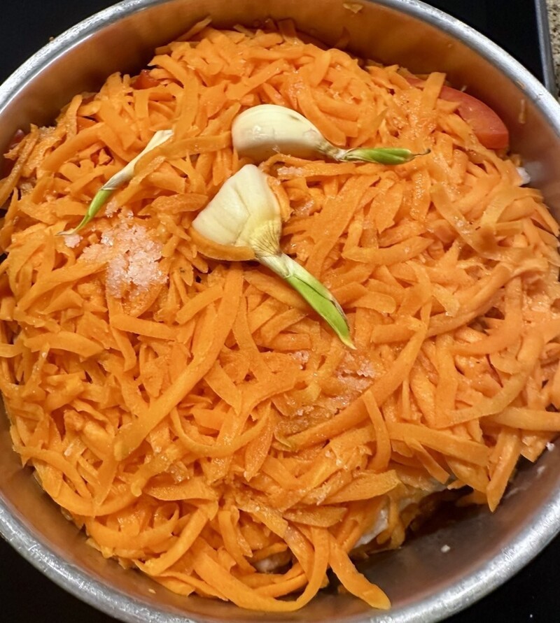 Курица. Тушеная с морковкой и паприкой