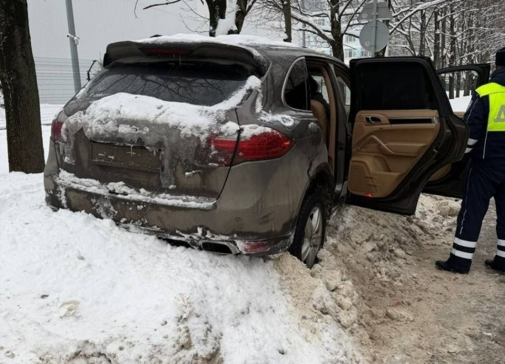 Водитель Porsche протаранил машину ДПС и пытался скрыться от полиции