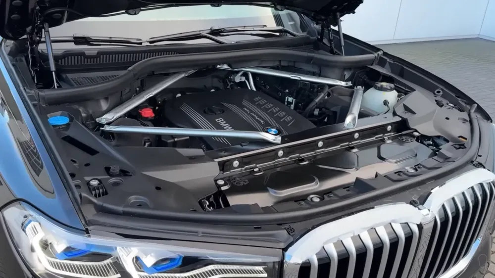 В продаже появились новые BMW X7, собранные из оставшихся в России деталей
