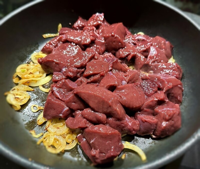 Печень говяжья. Жареная с луком. Это очень быстро
