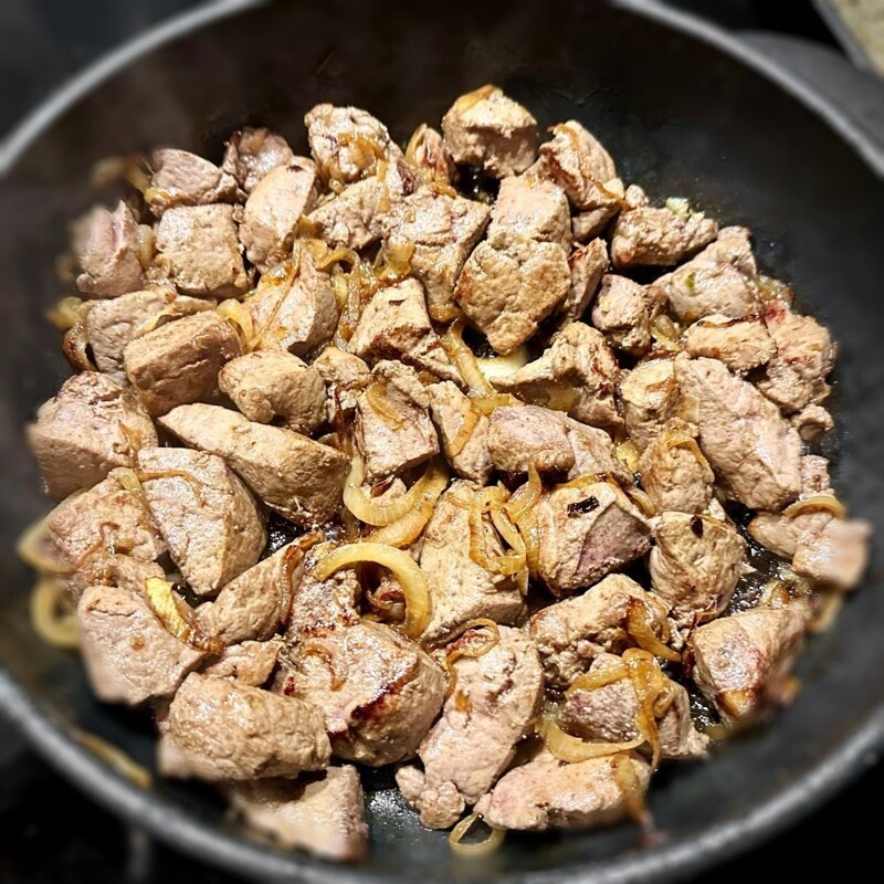Печень говяжья. Жареная с луком. Это очень быстро