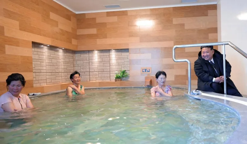 Ким Чен Ын заглянул в женскую баню и остался доволен