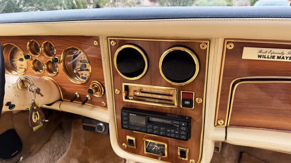 Редкое американское купе Stutz Blackhawk с кузовом ручной работы из Италии выставили на продажу