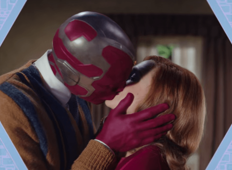 1. Липкий поцелуй Элизабет Олсен и Пола Беттани