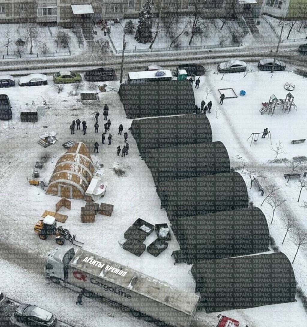 На фоне наших ударов по объектам энергетики 404, в Киеве создают палатки с пунктами обогрева, а рядом конечно дежурят нацисты из ТЦК