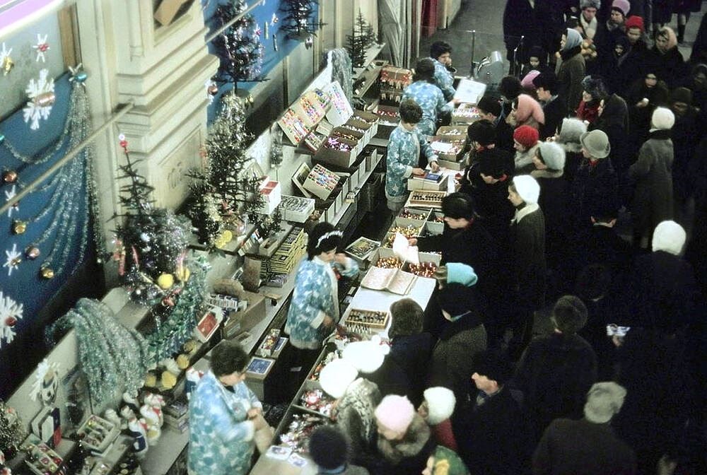 Это фото сделано со второго этажа в ГУМе, накануне Нового 1973 года. 