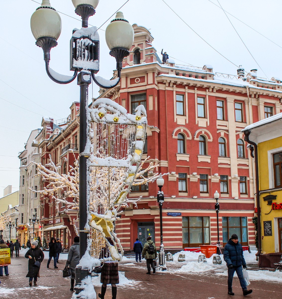 Застройка в этом месте осталась та же, только её наполнение изменилось