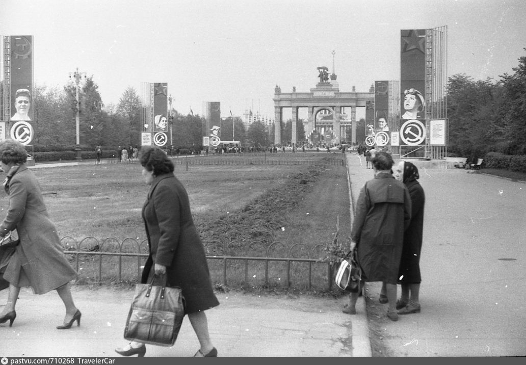 Перенесёмся на проспект Мира. Это вид на аллею уходящую от проспекта к центральному входу на ВДНХ. Фото 1979-1980 годов