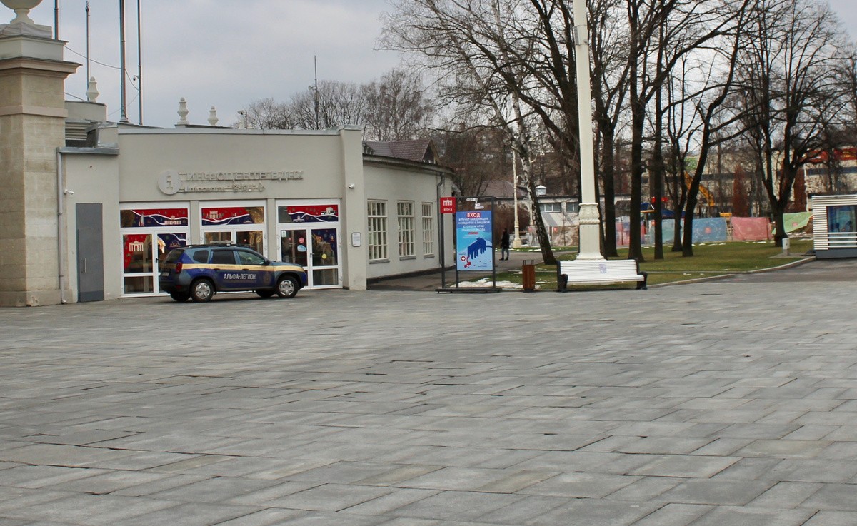 Всю пешеходную зону на ВДНХ в наши дни выложили плиткой, а автопоезда и сейчас здесь ходят, только в виде детских паровозиков