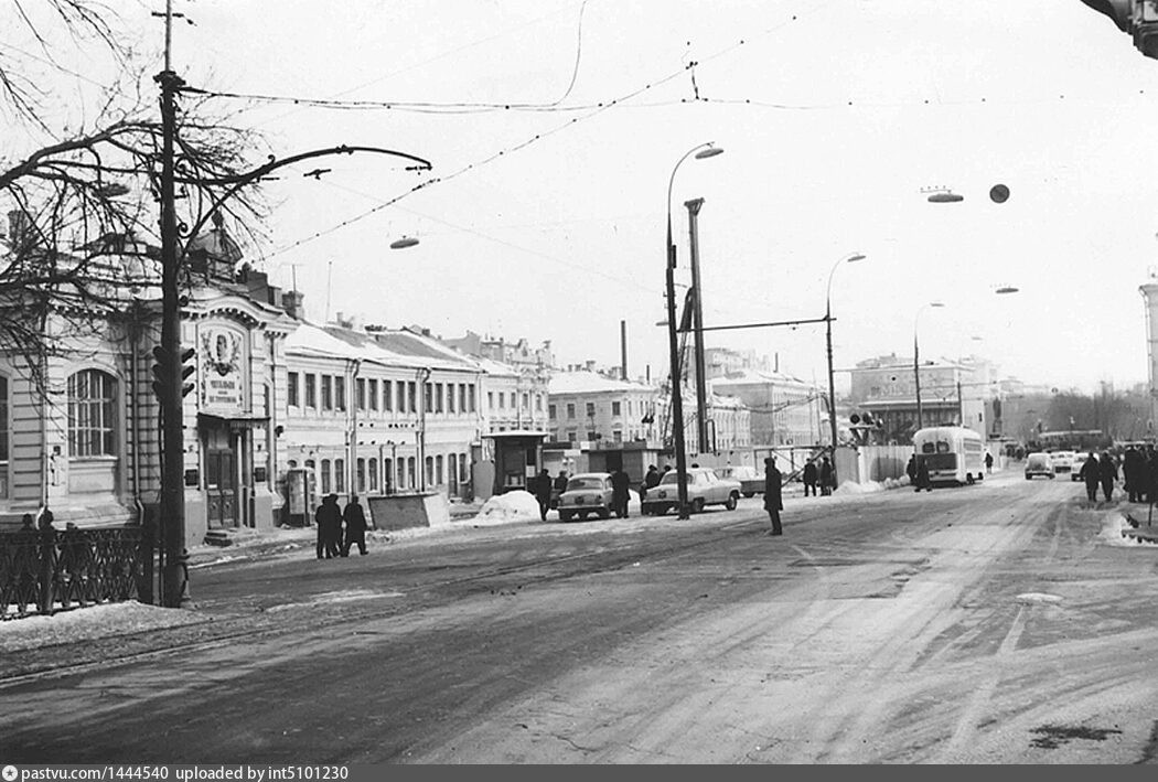 А это вид от Сретенского бульвара на Тургеневскую площадь.